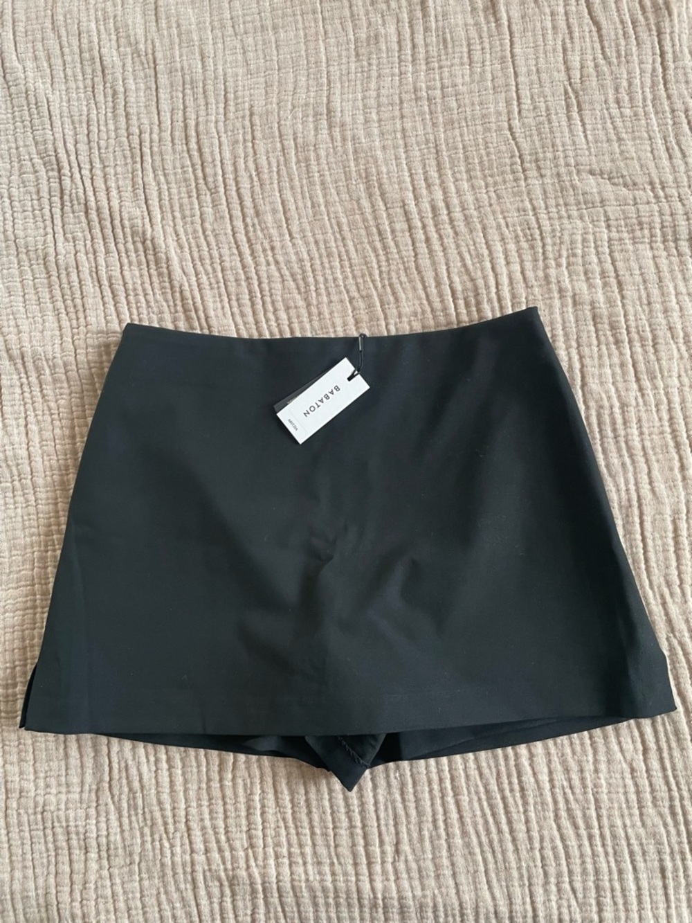 NWT Aritzia Babaton mini skirt/ Size 6